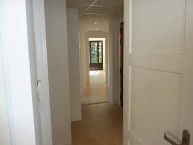Couloir et porte entre